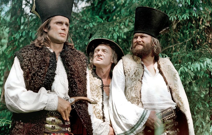 Serialowy Janosik (Marek Perepeczko) ze swoimi najbliższymi kompanami - Kwiczołem (Bogusz Bilewski) i Pyzdrą (Witold Pyrkosz).