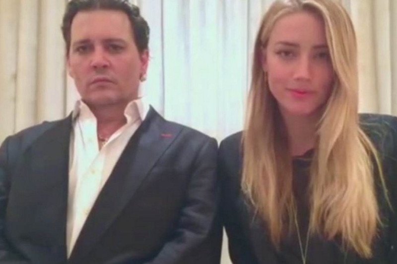 Kadr z nagrania, na którym Johnny Depp i jego żona przepraszają Australijczyków.