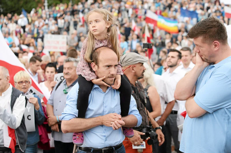 Człowiek, który groził zabiciem Borysa Budki zdradził swoją motywację. W Wilhelmie R. nienawiść wzbudziły protesty Polaków którym przewodzi m.in. młody lider PO.
