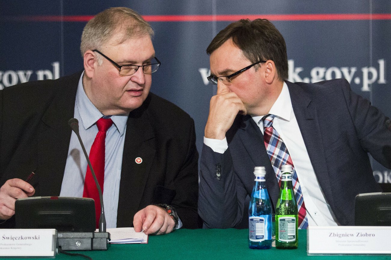 Jacek Dubois, Roman Giertych oraz Mikołaj Pietrzak złożą zawiadomienie do Trybunału w Hadze o popełnieniu przestępstwa przez Zbigniewa Ziobrę oraz jego zastępcę Bogdana Święczkowskiego.