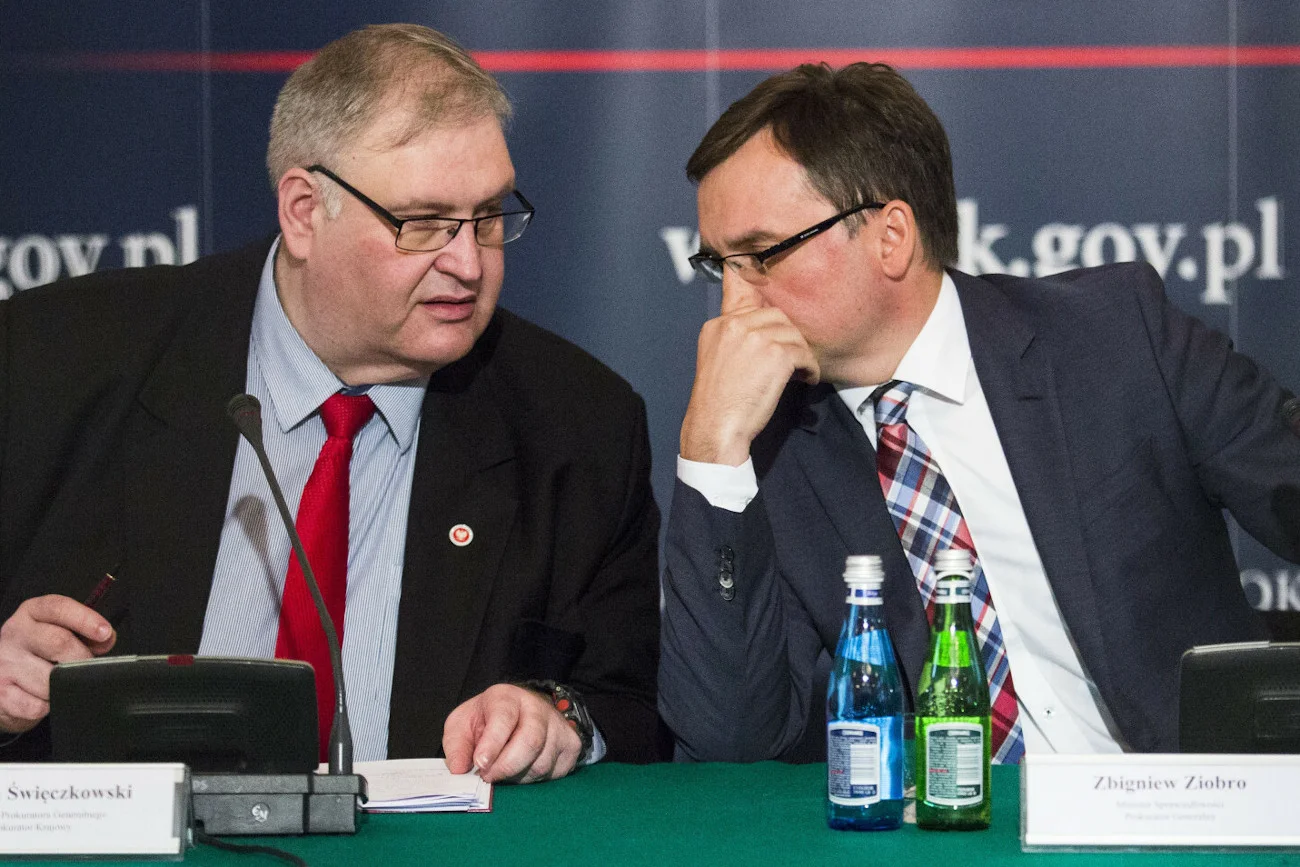 Jacek Dubois, Roman Giertych oraz Mikołaj Pietrzak złożą zawiadomienie do Trybunału w Hadze o popełnieniu przestępstwa przez Zbigniewa Ziobrę oraz jego zastępcę Bogdana Święczkowskiego.