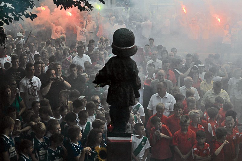 Młodzi kibice pod Pomnikiem Małego Powstańca. Czy ten symbol najlepiej uczy ich prawdy o Powstaniu Warszawskim?