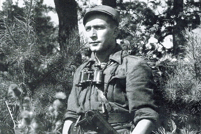 Romuald Rajs ze swoim oddziałem jest odpowiedzialny za rzeź miejscowej ludności białoruskiej.