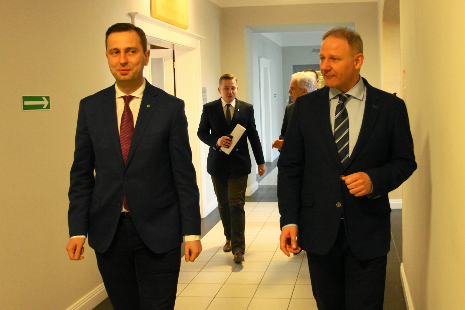 Szef PSL Władysław Kosiniak-Kamysz, poseł klubu PSL-UED Jacek Protasiewicz, a w tle - Jakub Stefaniak, rzecznik Stronnictwa i  kandydat ludowców na prezydenta stolicy.