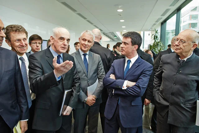 Francuski premier Manuel Valls z wizytą w Orange Polska. Po jego lewej Bruno Duthoit, prezes firmy.