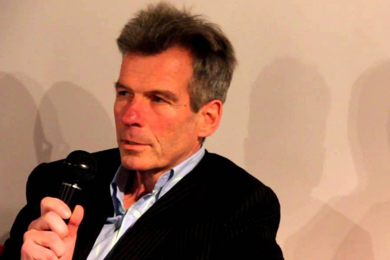 Płk. Aleksander Makowski, to były oficer polskiego wywiadu, obecnie zajmuje się pisaniem książek