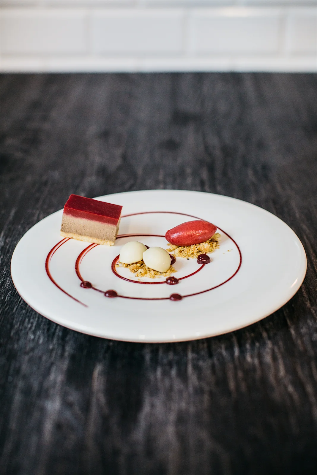 Pasztet z dzika i jelenia, pralina z foie gras w białej czekoladzie, galaretka wiśniowa, sorbet wiśniowy z rozmarynem