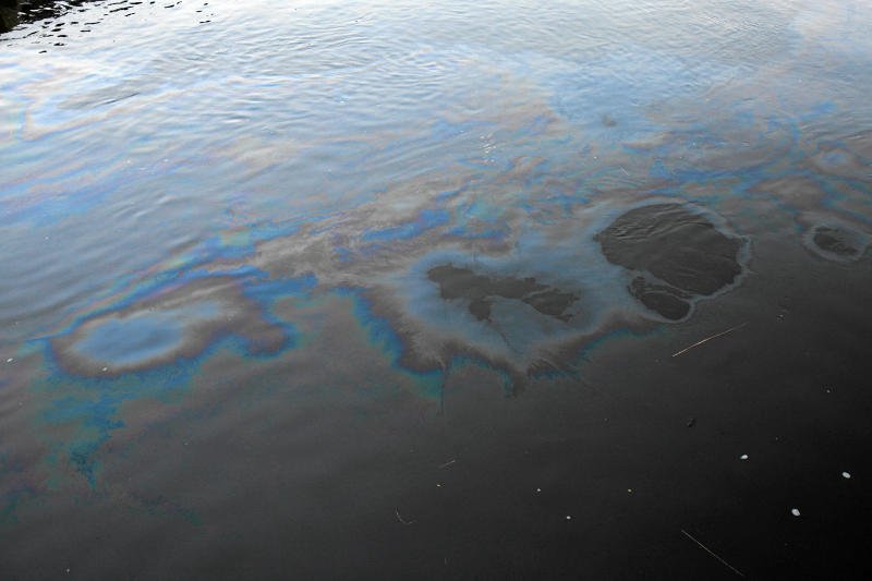 Wyciek oleju do wody jest bardzo niebezpieczny dla środowiska.