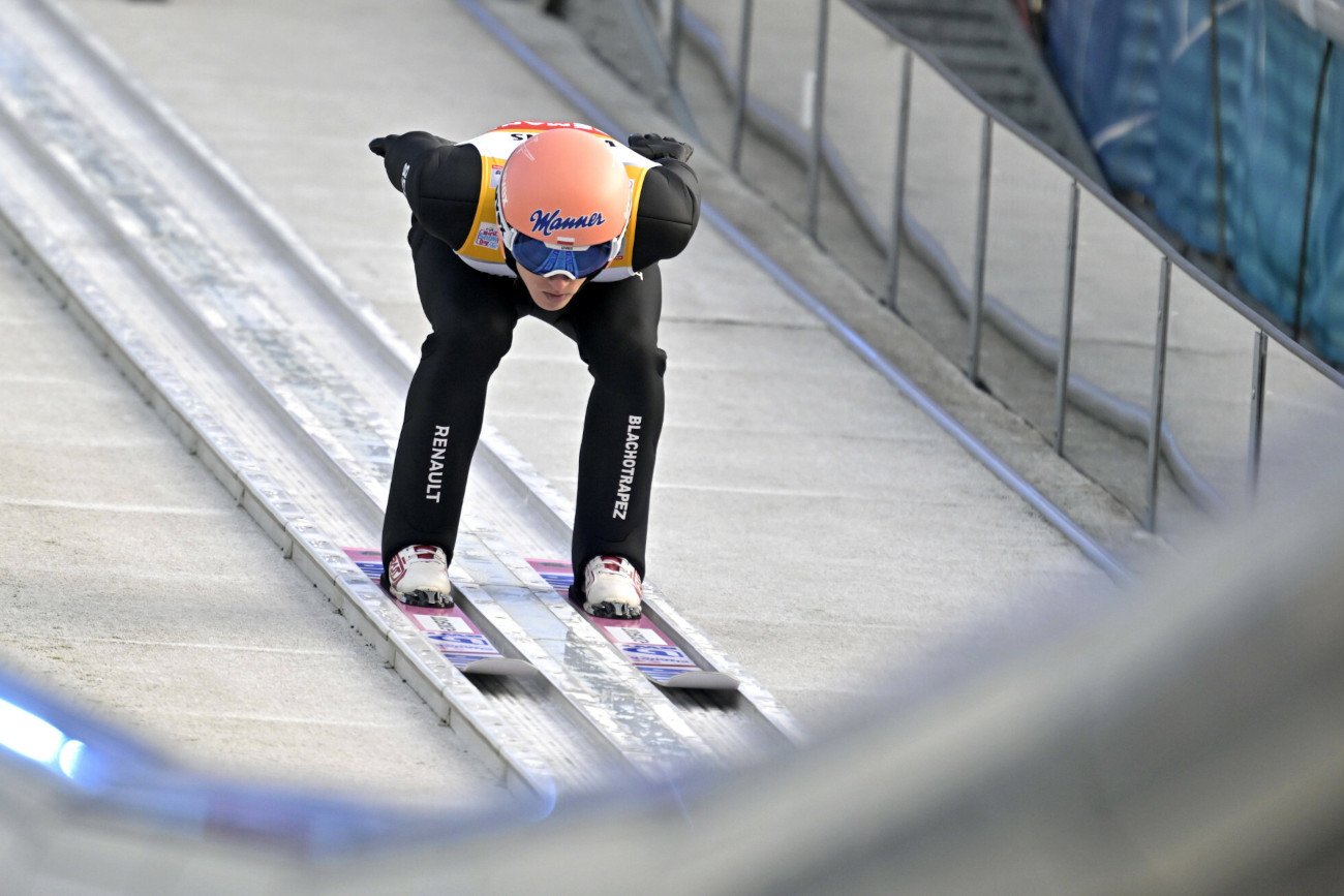 Dawid Kubacki utrzymuje doskonałą formę podczas swoich prób na Schattenbergschanze w Oberstdorfie.