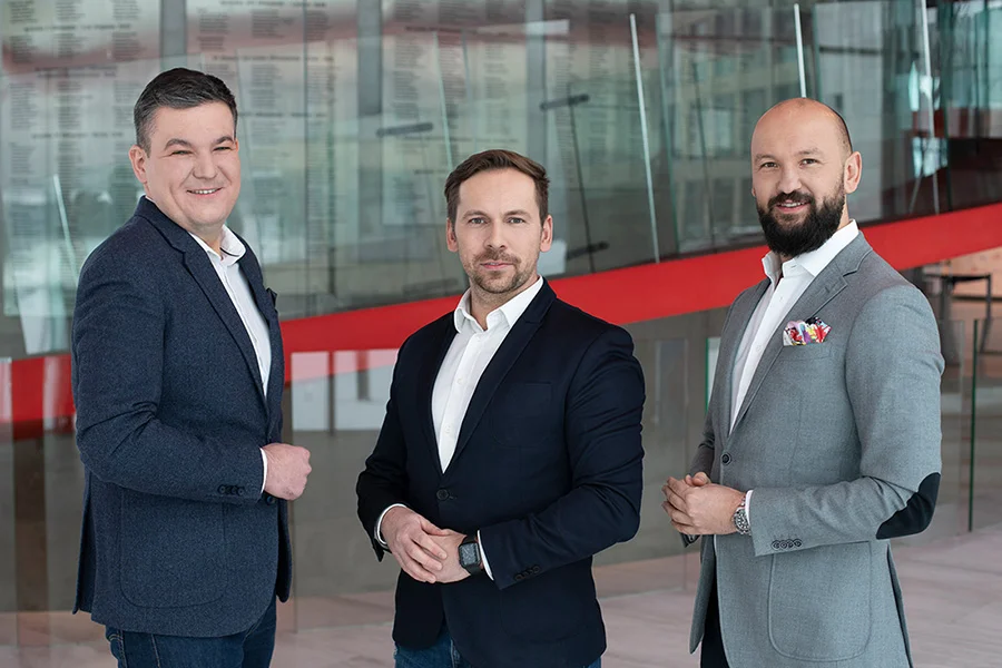od lewej stoją: Piotr Kędzierski, Andrzej Nowak, Michał Maciuk