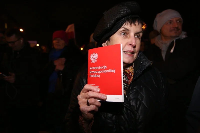 Protest obywatelski przeciwko zmianom w TK w Warszawie