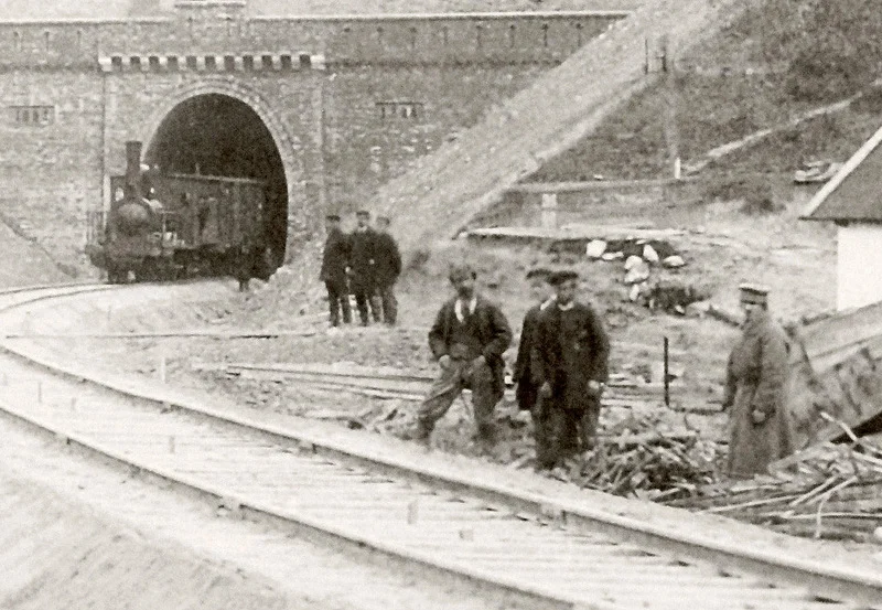 tunel, pociąg, trójki