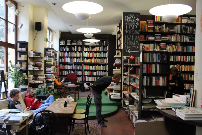 Gdzie spędzić wakacje z książką? Wskazujemy miejsca na mapie Polski. Na zdjęciu księgarnia Tajne Komplety we Wrocławiu
