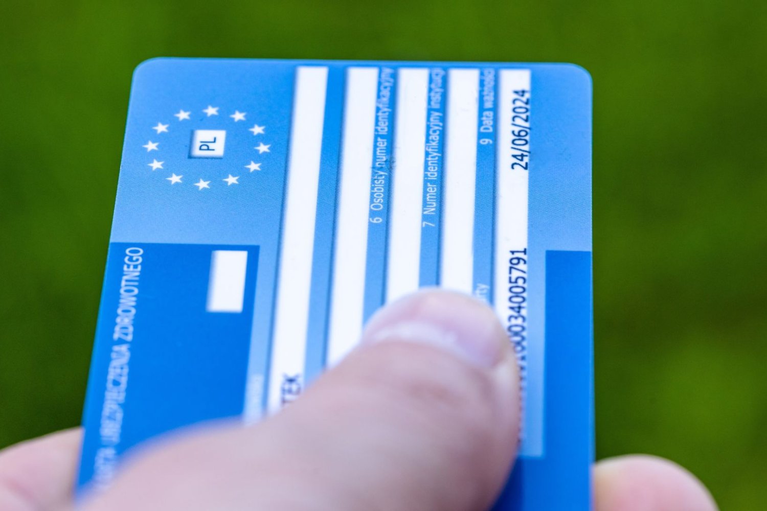 Karta EKUZ na wakacjach to za mało. 5 luk, o których dowiadujesz się za późno dłoń trzymająca kartę EKUZ