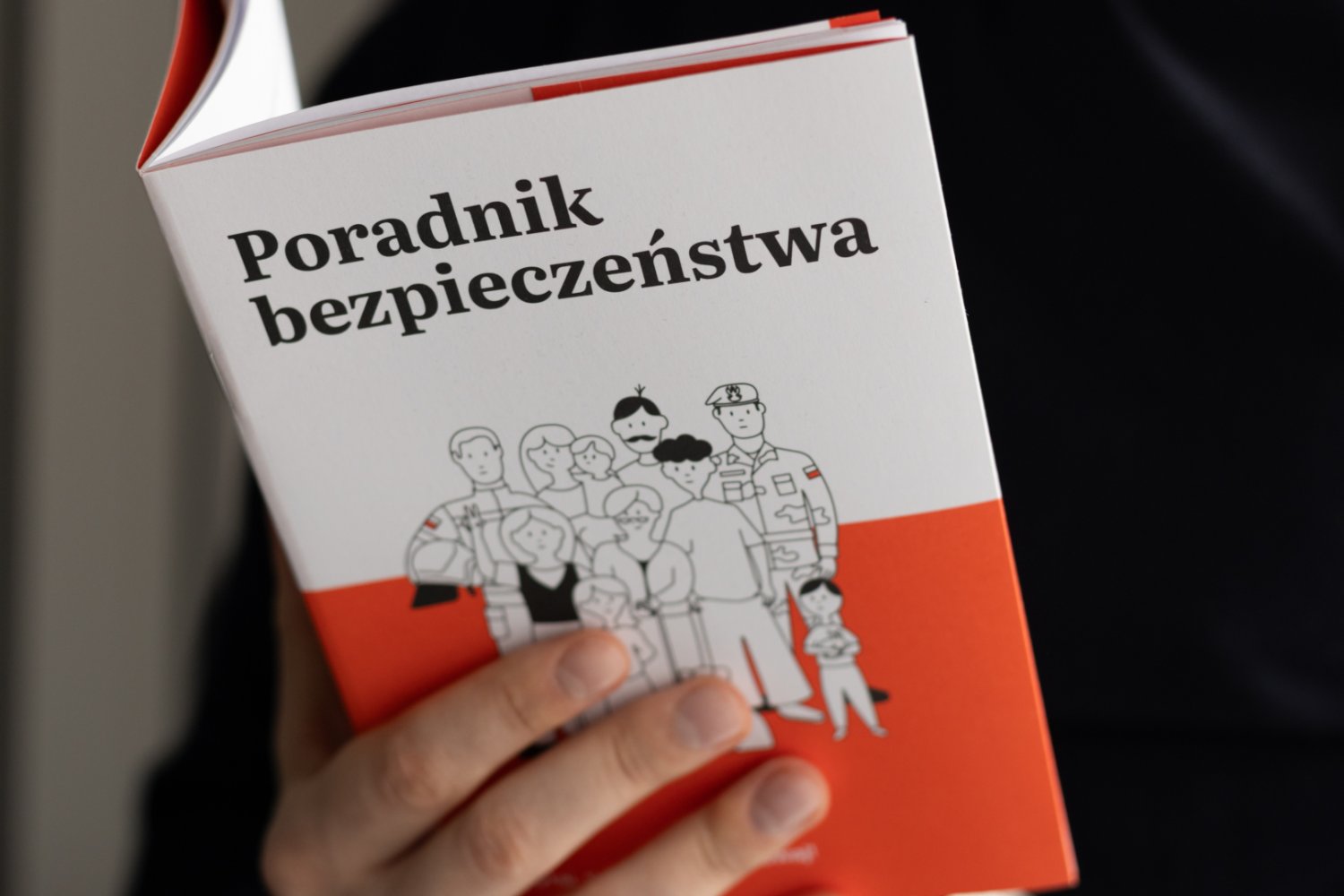 Poranny Alert RCB wywołał panikę Polaków 31 lipca 2026 Dłoń trzymająca Poradnik Bezpieczeństwa