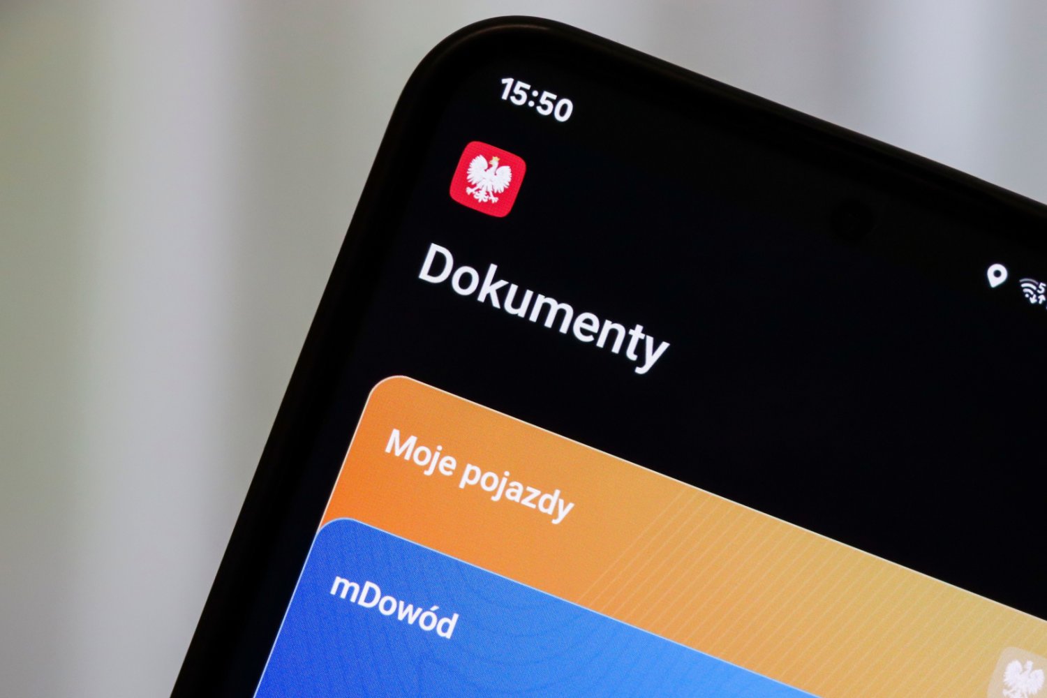 Zaloguj się do mObywatela do 5 sierpnia 2026 Dłoń trzymająca smartfon z otwartą aplikacją mObywatel