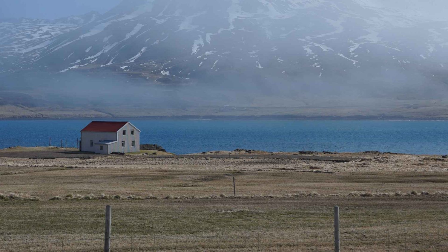 Domek na tle islandzkiego krajobrazu