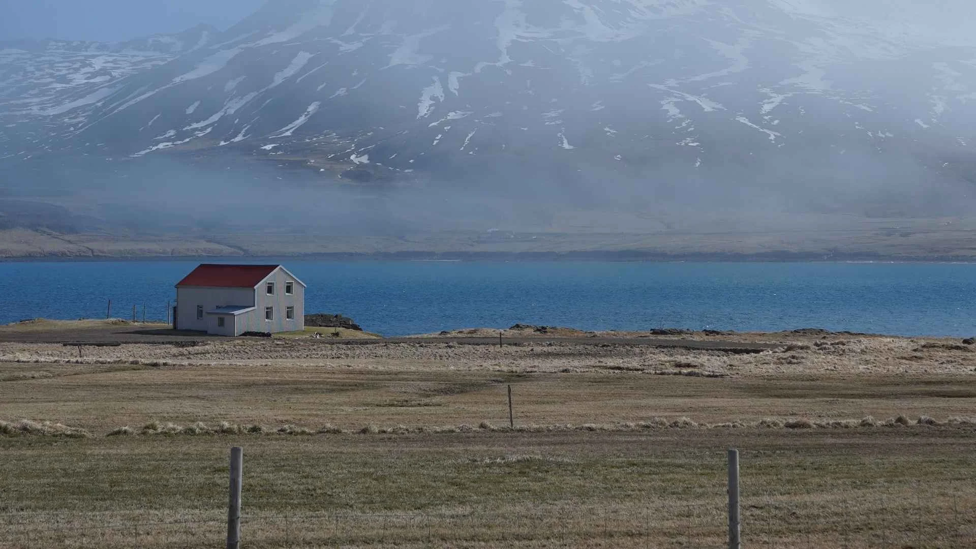 UE może się uczyć od tego kraju. Tam zmiany czasu nie ma od 60 lat a jakoś żyją Domek na tle islandzkiego krajobrazu