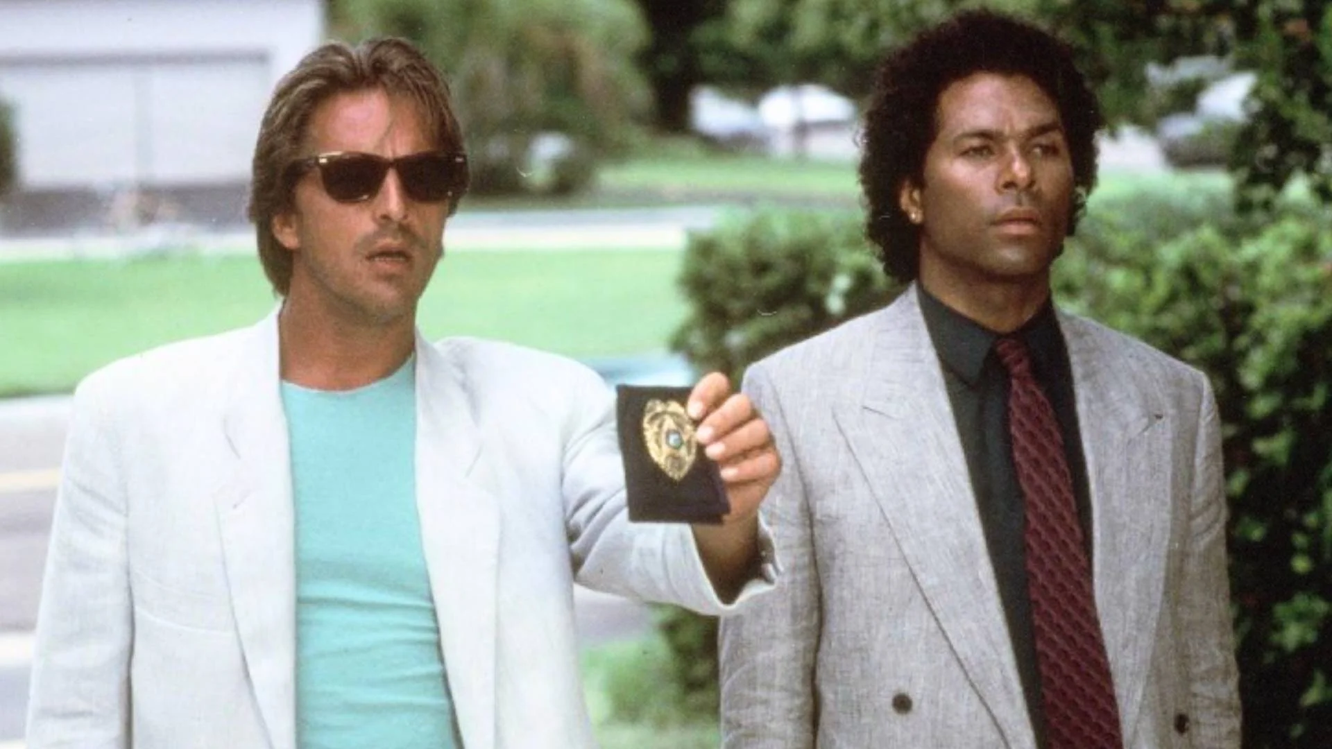 "Miami Vice ‘85" zamienia neony na chłód Bonda. Spokojnie, plakaty to nie wyrok Don Johnson i Philip Michael Thomas w serialu "Policjanci z Miami"