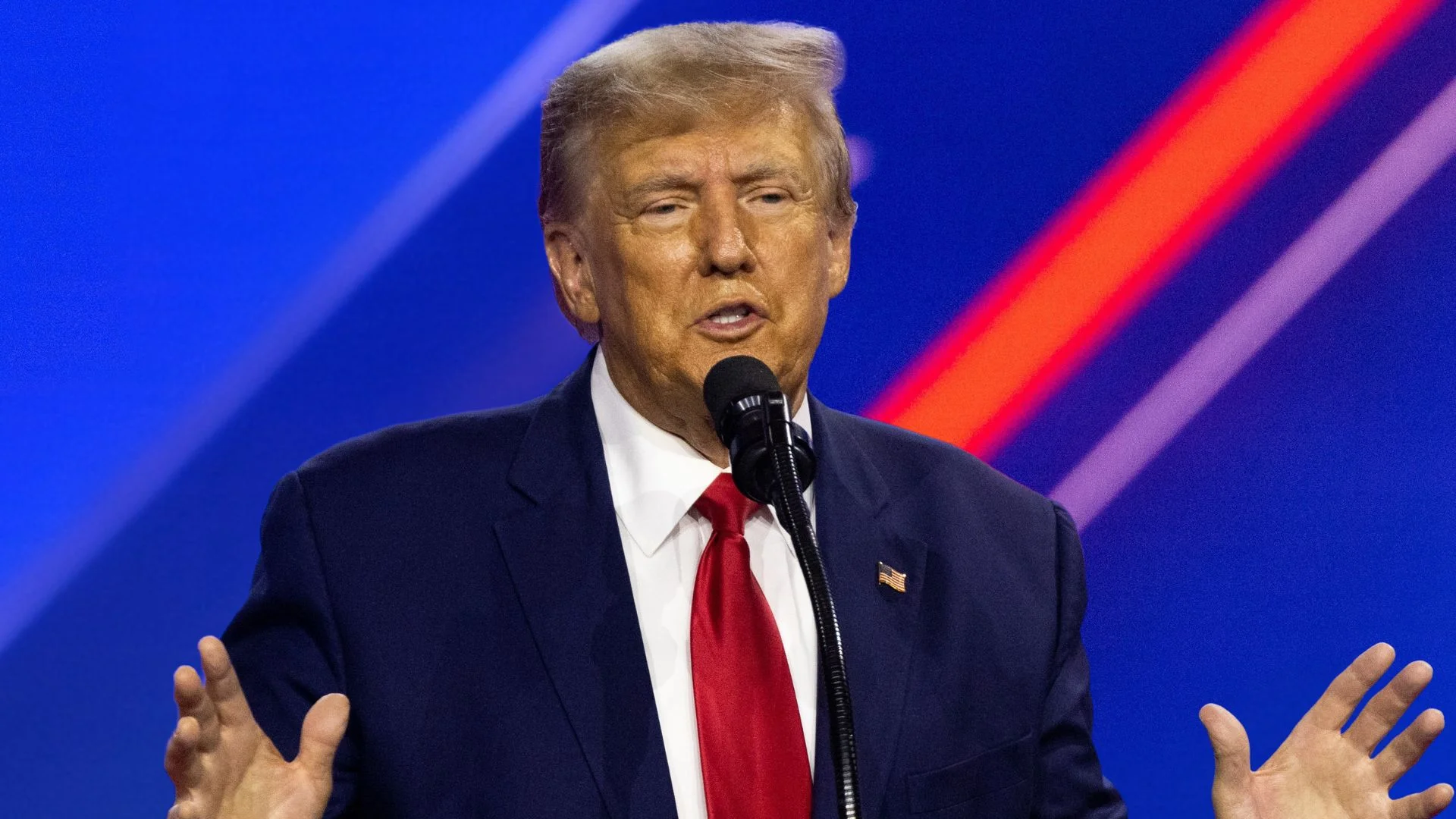 Trump ogłasza "energetyczne zawieszenie broni" Rosji z Ukrainą. I grozi palcem Donald Trump