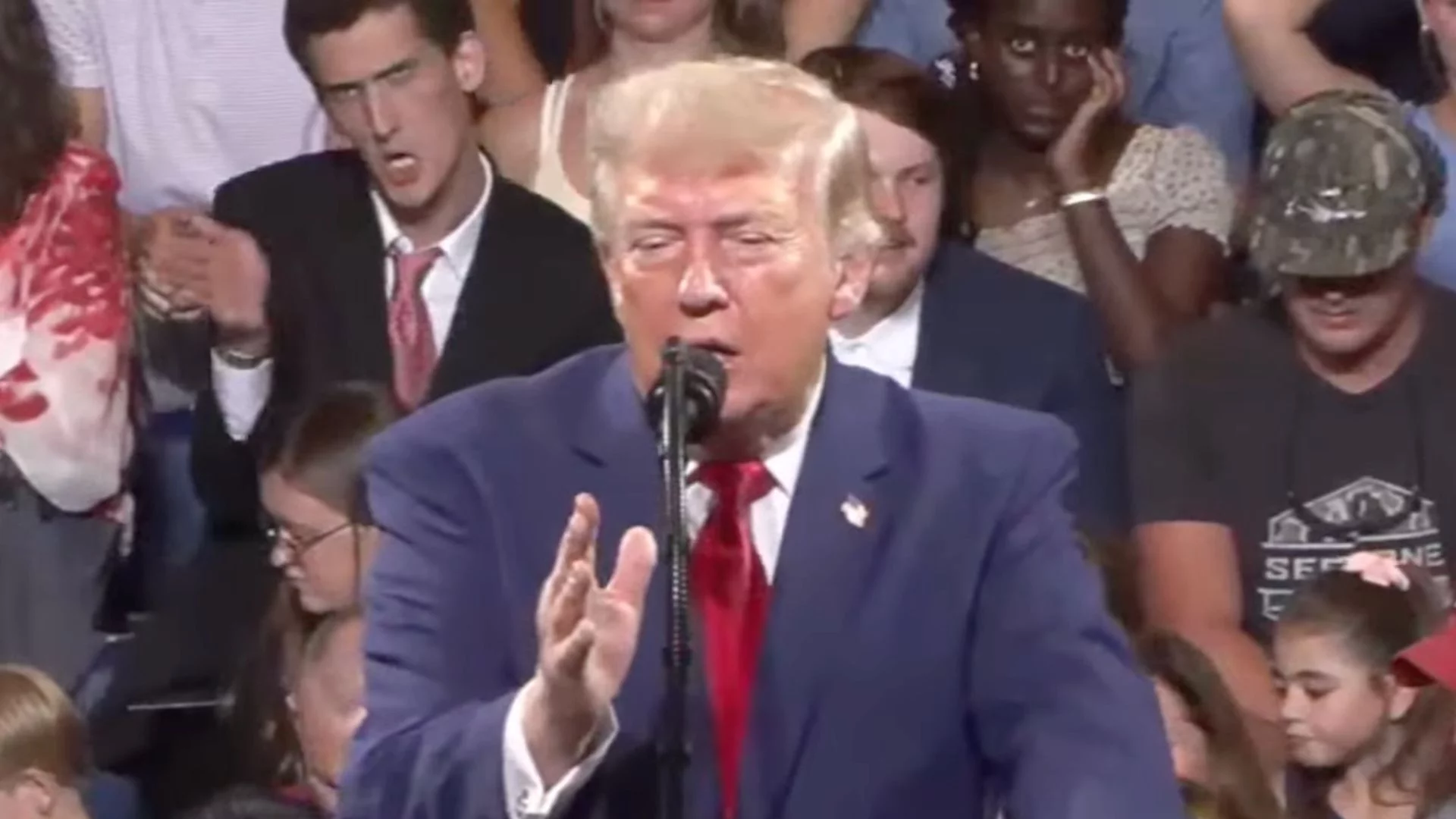 Trump ośmieszony na własnym wiecu. Mężczyzna tuż za nim nie musiał nic mówić