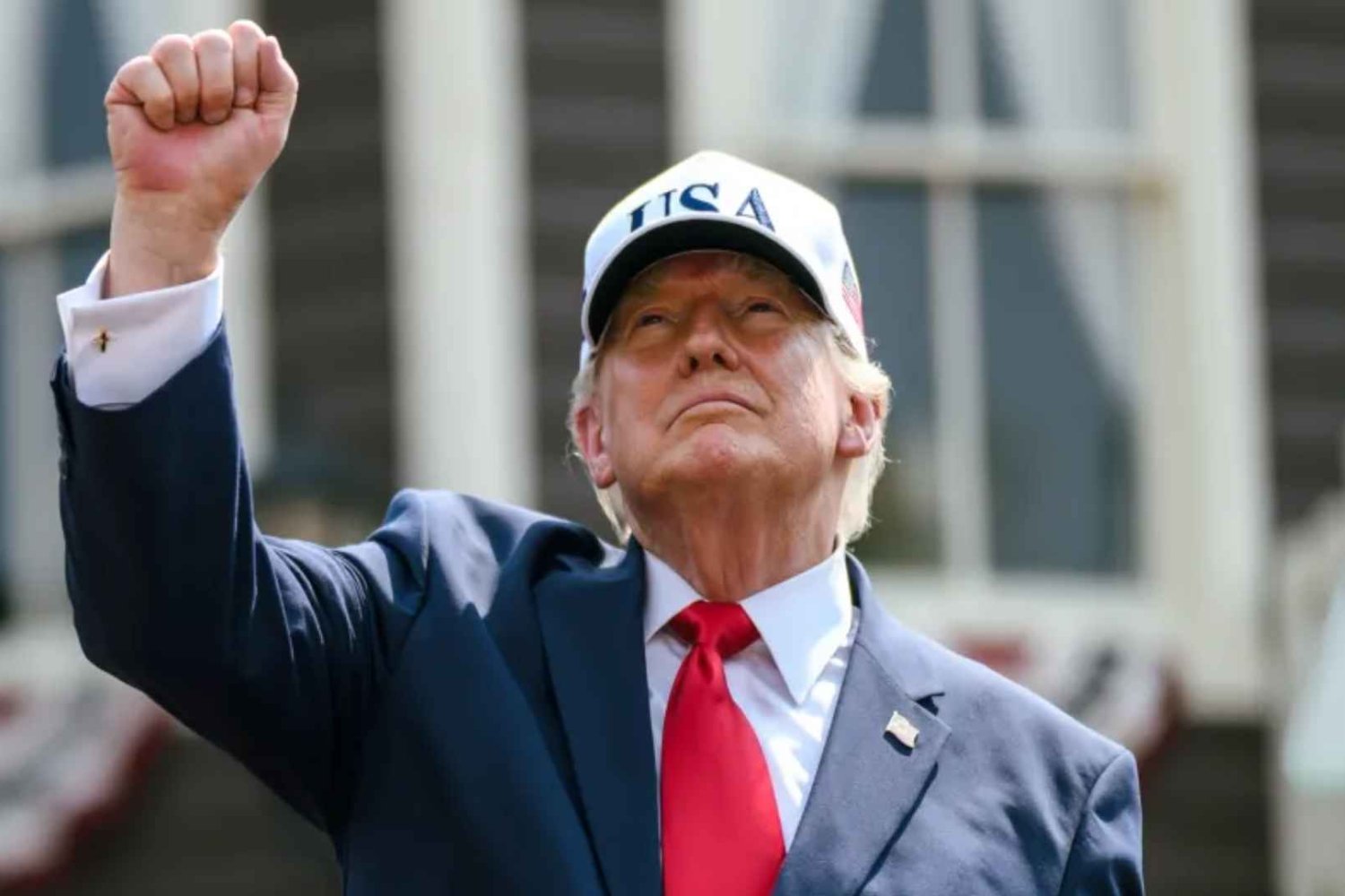Donald Trump w czapce z napisem "USA"