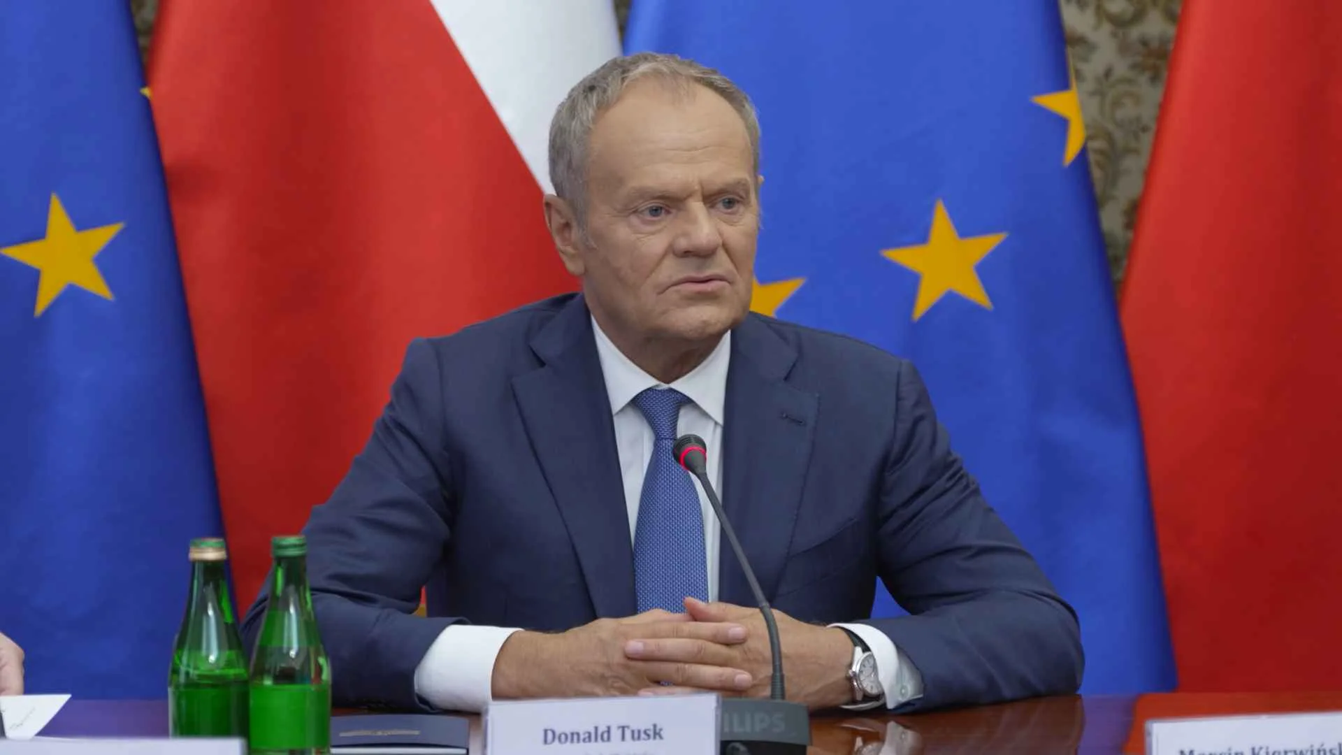 Tusk nagle odczytał SMS-a. "Już nigdy więcej" przesłaniem prosto do Pentagonu