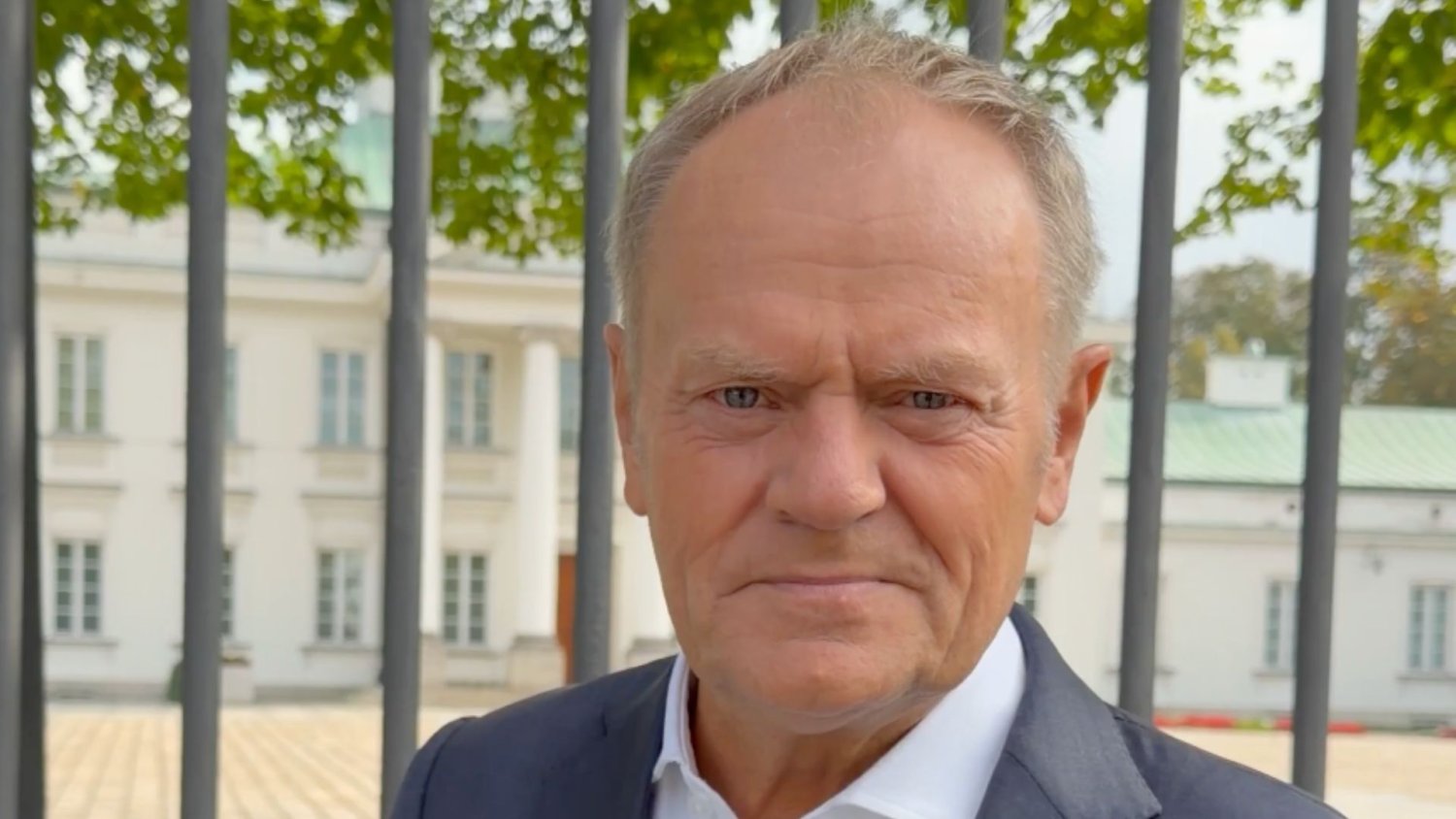 Tusk wybrał się pod siedzibę Nawrockiego. Tam rzucił 1 pytanie i uderzył z apelem