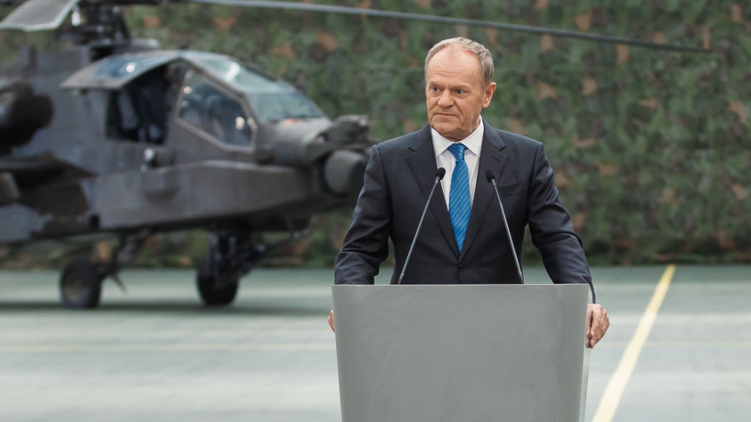 Koalicja chętnych zdecydowała. Donald Tusk ogłosił, co czeka Polskę jesienią Donald Tusk na tle wojskowego helikoptera