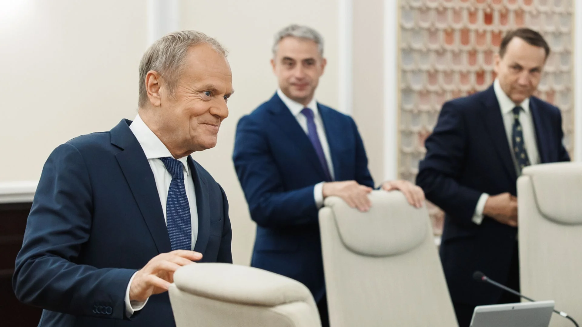 Dla KO konflikt w PiS jak zbawienie. Tylko spójrzcie na wpisy Tuska i Sikorskiego Donald Tusk, Radosław Sikorski
