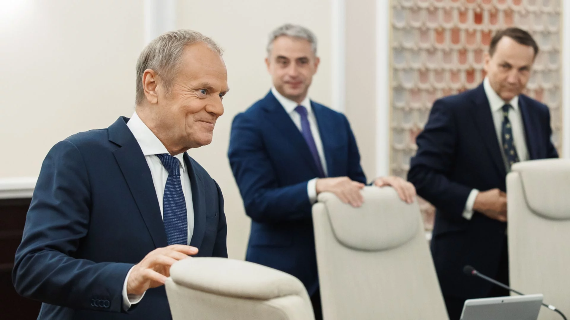 Dla KO konflikt w PiS jak zbawienie. Tylko spójrzcie na wpisy Tuska i Sikorskiego