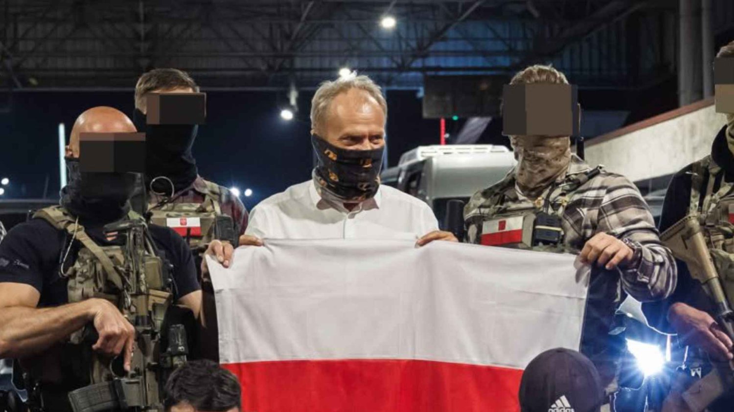 Donald Tusk w masce, dookoła pełno żołnierzy GROM. Wystarczył prosty podpis Donald Tusk w kominiarce, trzymający flagę Polski