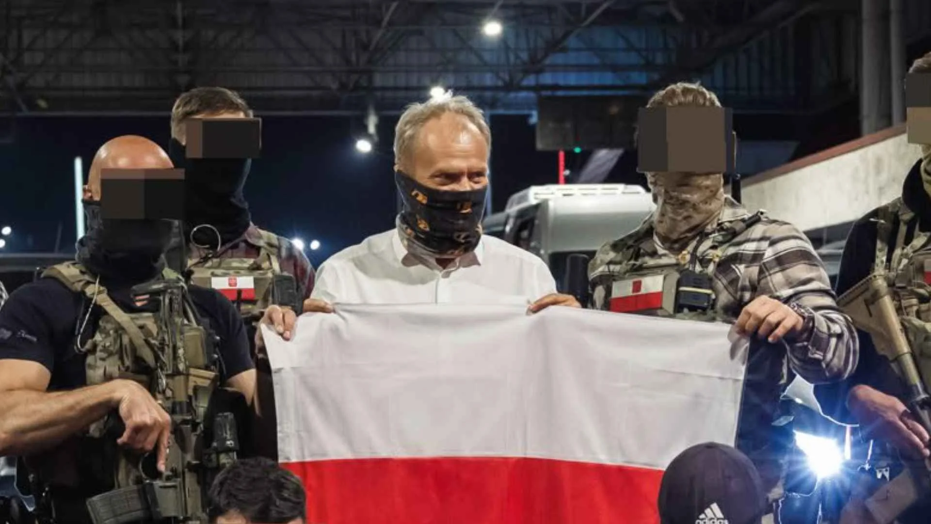 Donald Tusk w masce, dookoła pełno żołnierzy GROM. Wystarczył prosty podpis