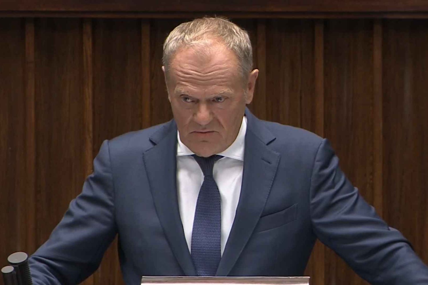 Tusk w Sejmie ujawnił cytat z akt afery. "Zbyszek ukręci łeb tym sprawom" Donald Tusk w Sejmie