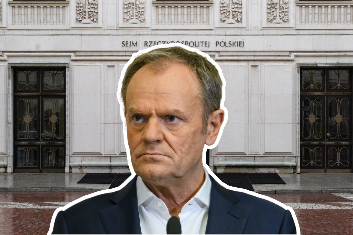 Donald Tusk, w tle wejście do Sejmu