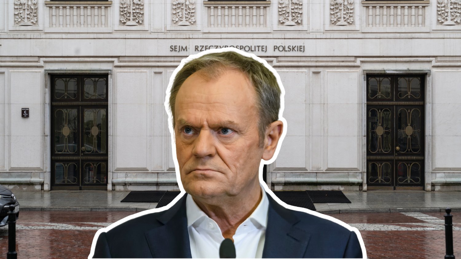 Donald Tusk, w tle wejście do Sejmu