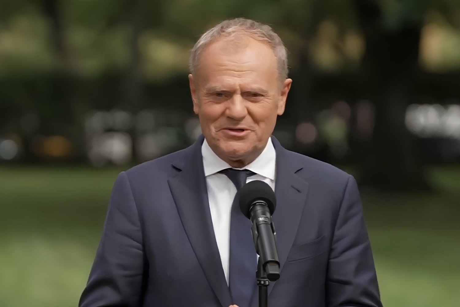 Donald Tusk w trakcie konferencji.