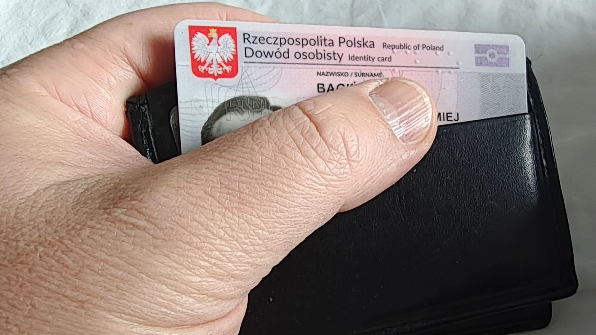 Dowody osobiste od 1 grudnia po nowemu. Administracja kończy pewną erę