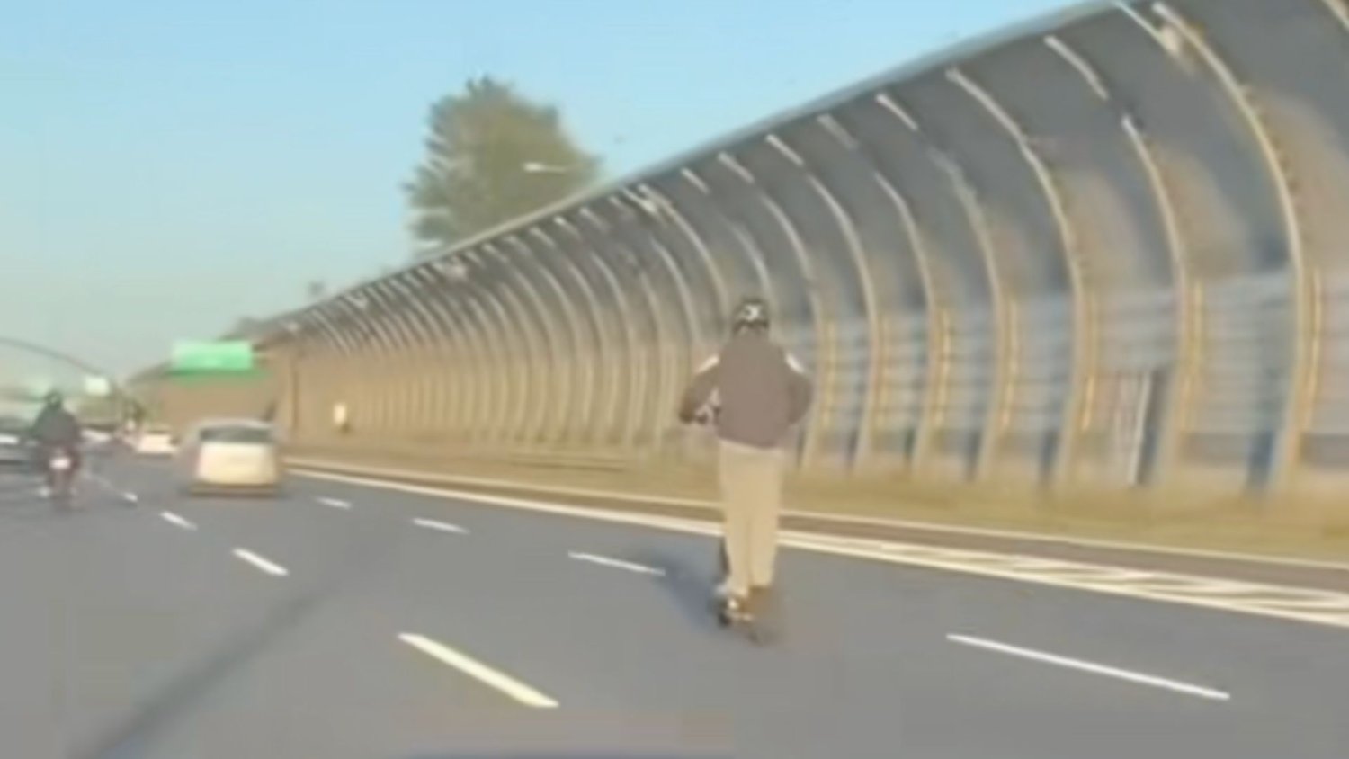 Hulajnogą po S8 wyprzedzał auta. Kierowca jechał 100 km/h i nie dał mu rady