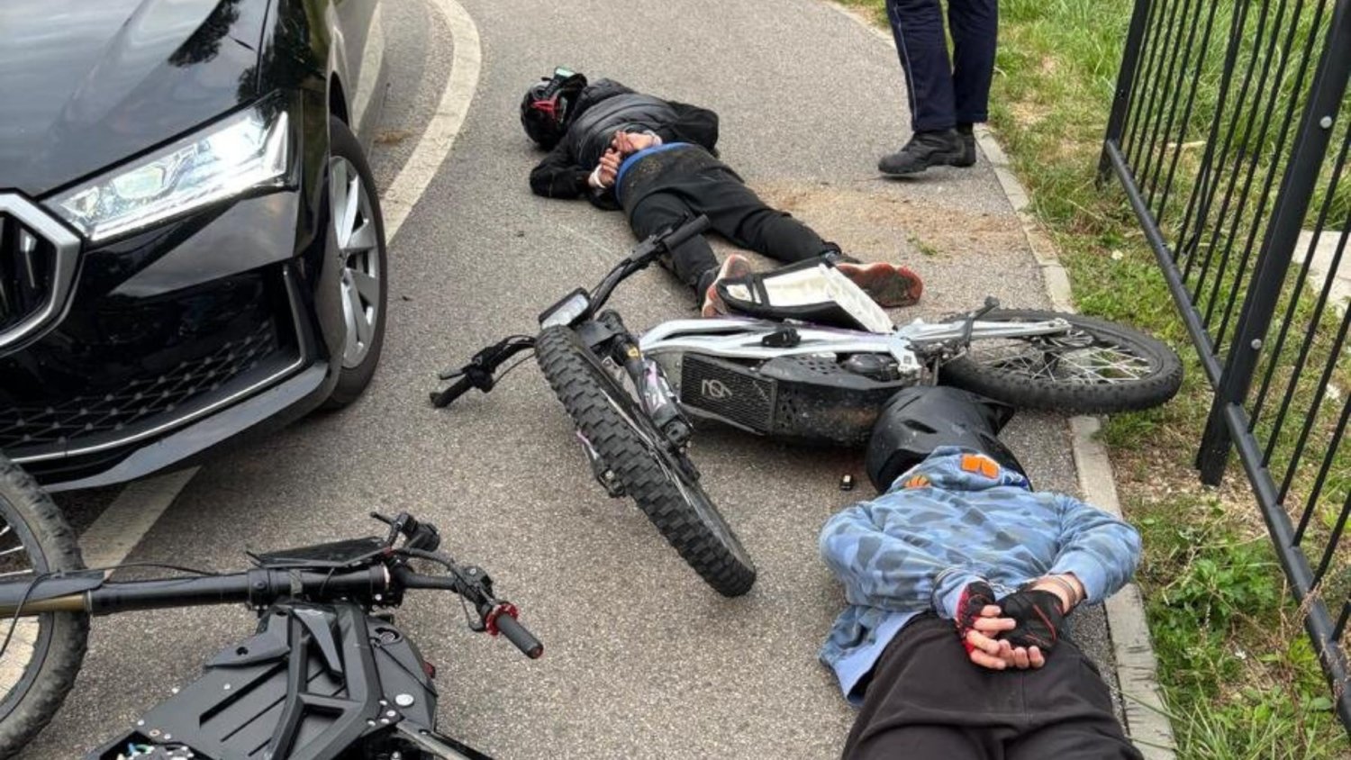 Nastoletni mistrzowie szosy skuci jak przestępcy. Policja działa, kiedy rodzice zawodzą