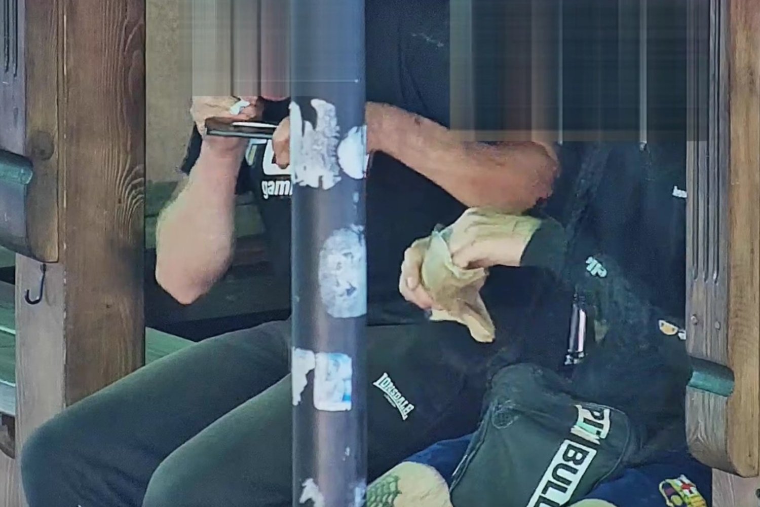 Kreska z telefonu w centrum miasta. Wpadka amatorów białego proszku w Olsztynie. Dwóch mężczyzn na starówce w Olsztynie. Jeden wciągał kreskę, a drugi kebaba
