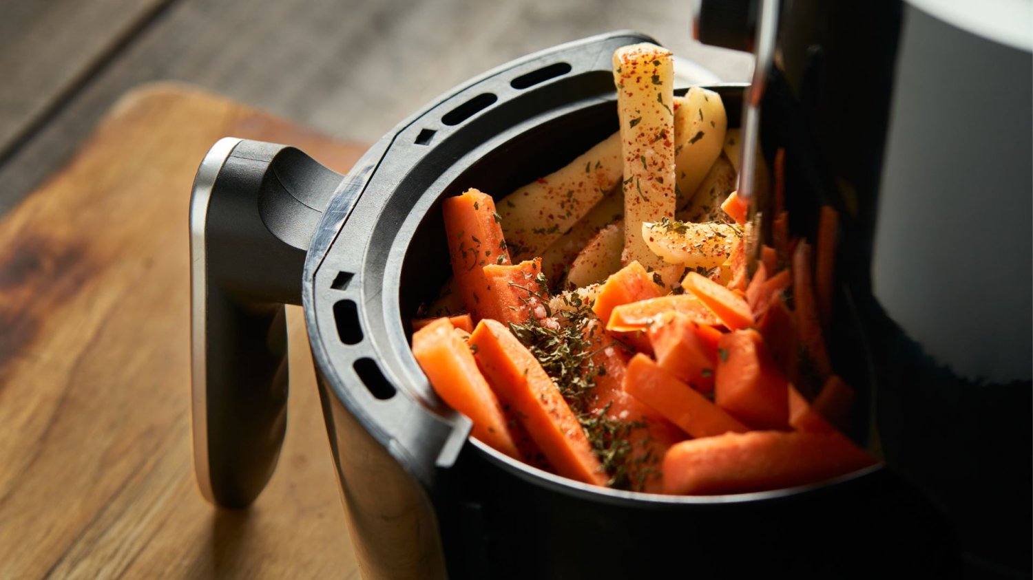 Air fryer pilnie wycofany z popularnej sieci sklepów. Może spowodować pożar Air fryer, frytkownica beztłuszczowa
