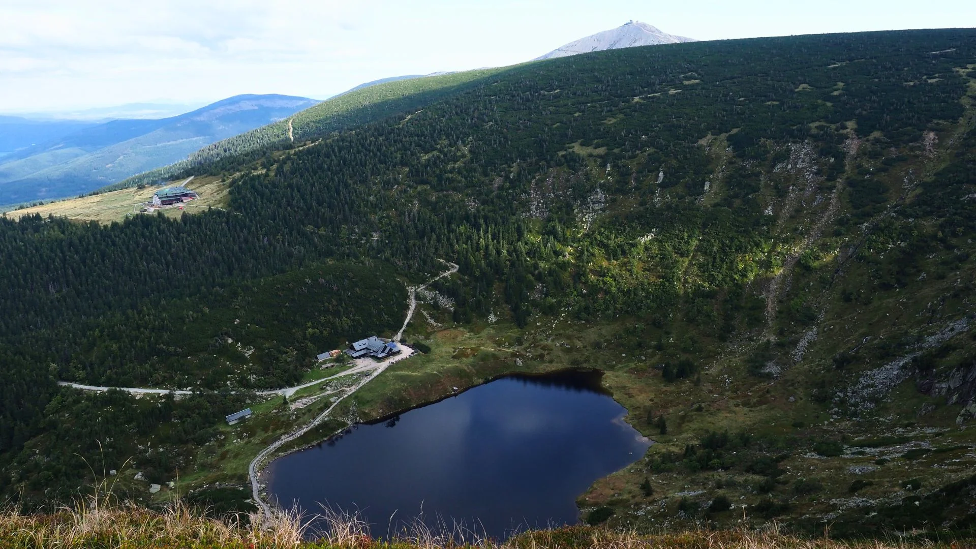 Mały Staw w Karkonoszach Widok na Kocioł Małego Stawu