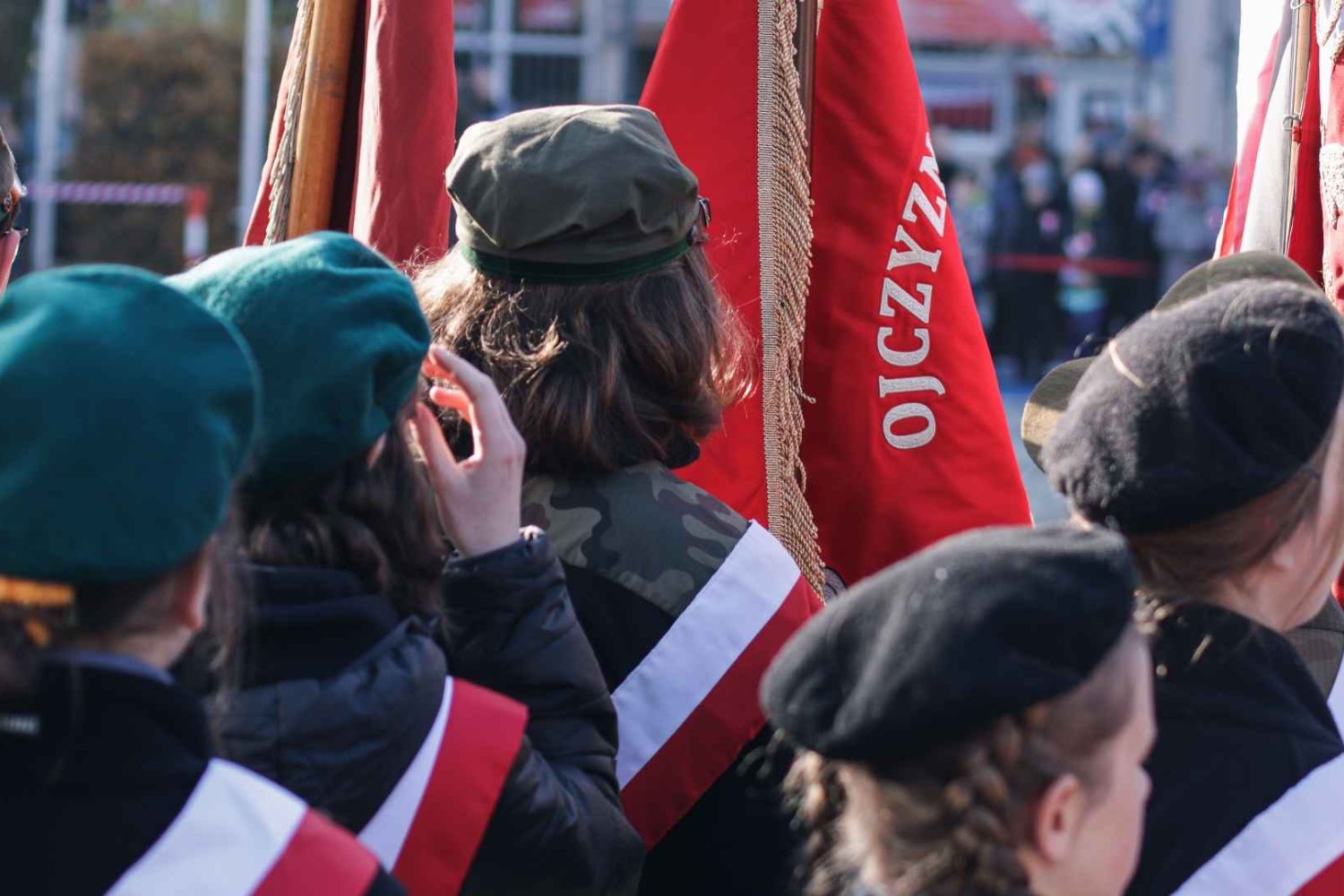 Polska mobilizuje 10-latków. Rosyjskiej propagandzie zupełnie odjechał peron dzieci ze wstęgami biało-czerwonymi z flagami Polski