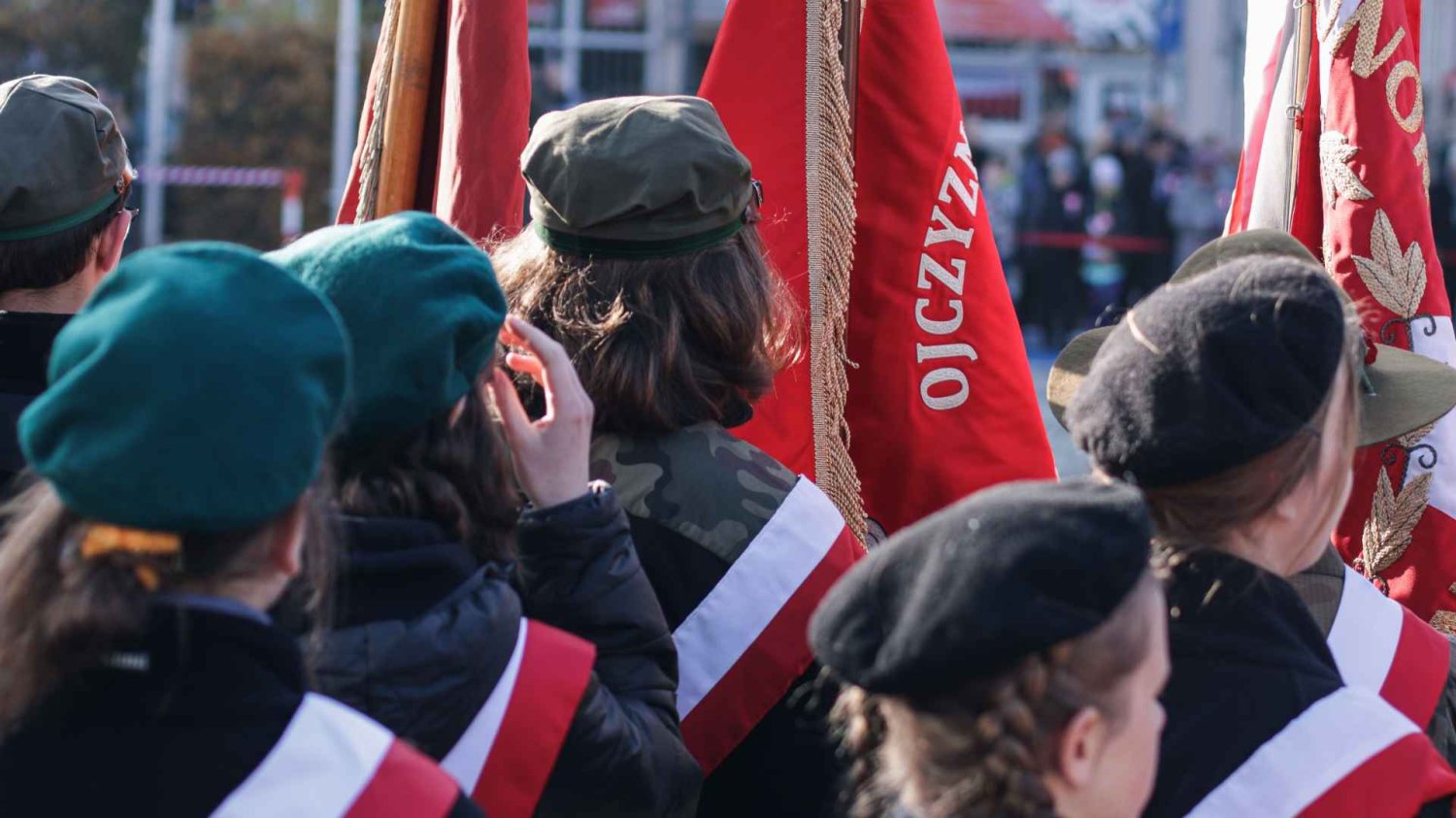 Polska mobilizuje 10-latków. Rosyjskiej propagandzie zupełnie odjechał peron dzieci ze wstęgami biało-czerwonymi z flagami Polski