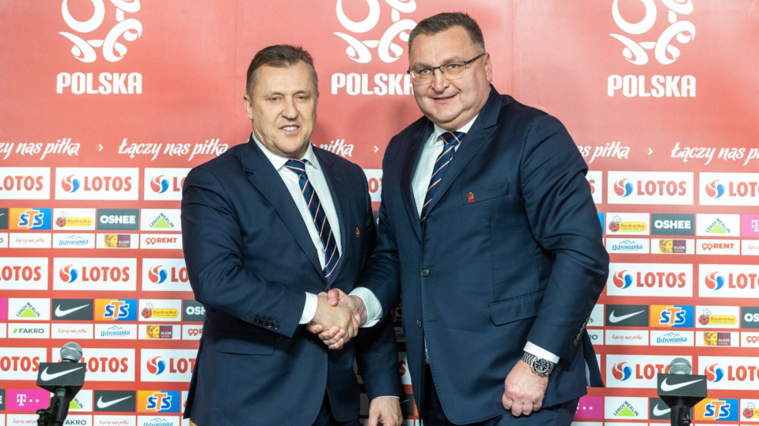Cezary Kulesza razem z Czesławem Michniewiczem podczas styczniowej konferencji, na której przedstawiono trenera.