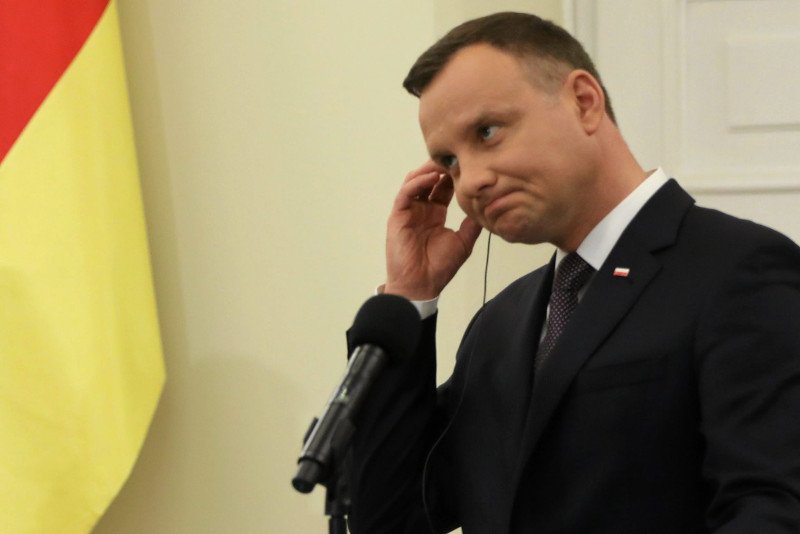 "To mają być kondolencje?!". Ekspert, historyk, badacz dziejów dyplomacji oraz protokołu dyplomatycznego dr Janusz Sibora, jest oburzony tym, jak polskie władze zareagowały na śmierć Helmuta Kohla.