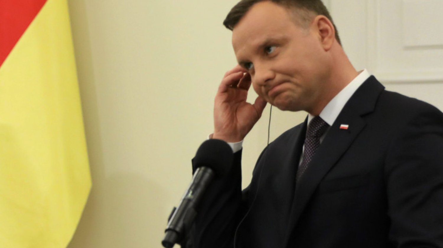 "To mają być kondolencje?!". Ekspert, historyk, badacz dziejów dyplomacji oraz protokołu dyplomatycznego dr Janusz Sibora, jest oburzony tym, jak polskie władze zareagowały na śmierć Helmuta Kohla.
