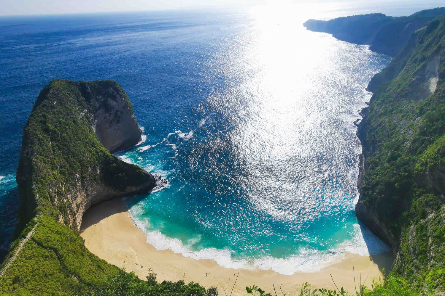 Funkcjonariusze ABW polecieli szkolić się na wyspę Bali.