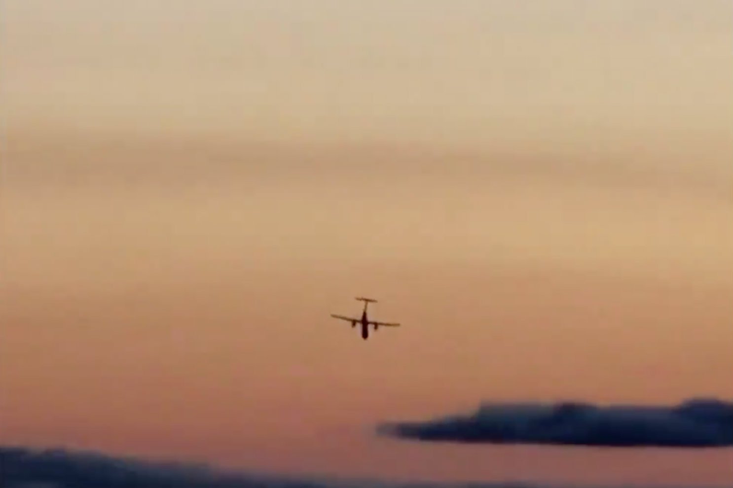 29-letni mechanik, który był zatrudniony w liniach lotniczych, uprowadził samolot w Seattle, po czym go rozbił i zginął.